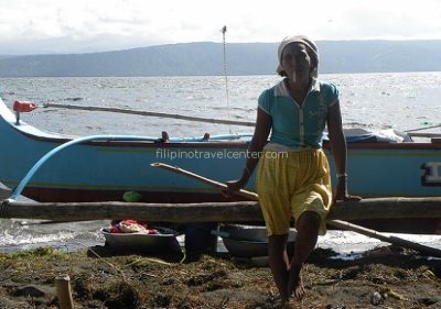 Taal trek local woman