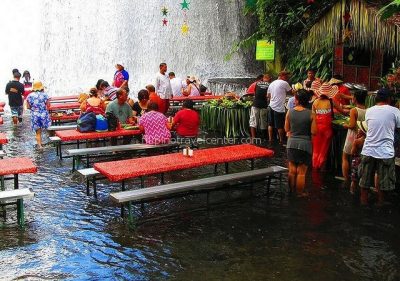 Villa Escudero lunch with feet in the water