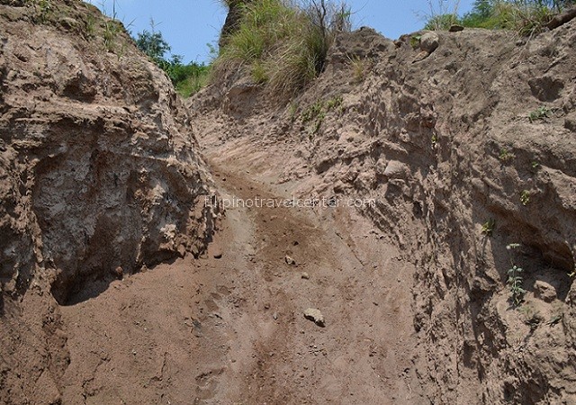path up to Taal Volcano is partly loose sand