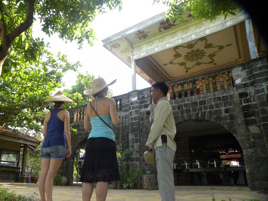 Guided walking morning tour Las Casas Bataan