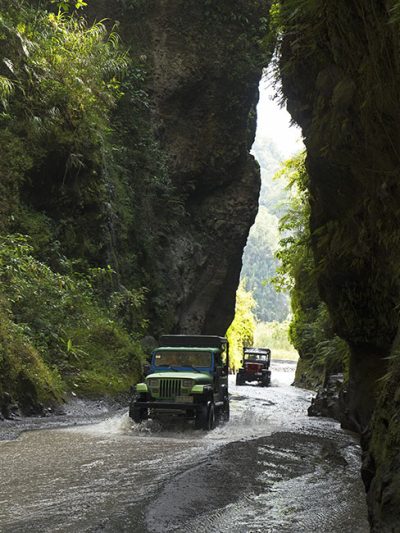 Gorge & 4x4 on the way to Puning Hot Spring